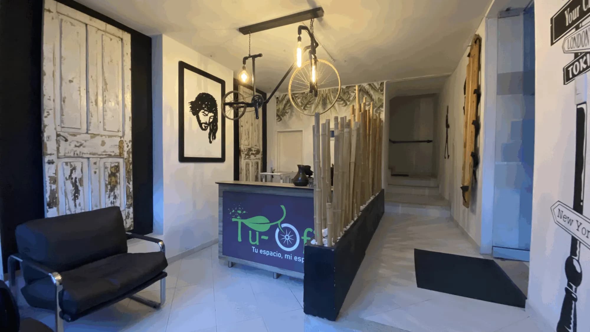 Recepción de Tu-Ofi con sofá y logo
