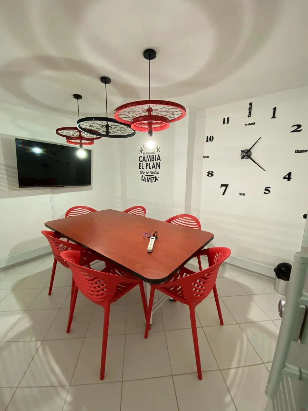 Sala de reuniones con sillas rojas